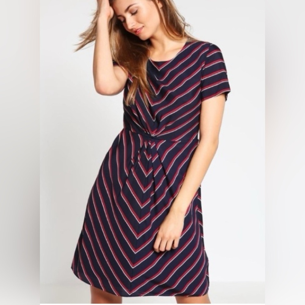 Banana Republic Navy Red White Chevron Striped Pleated Dress Size 4 EUC - Picture 3 of 8